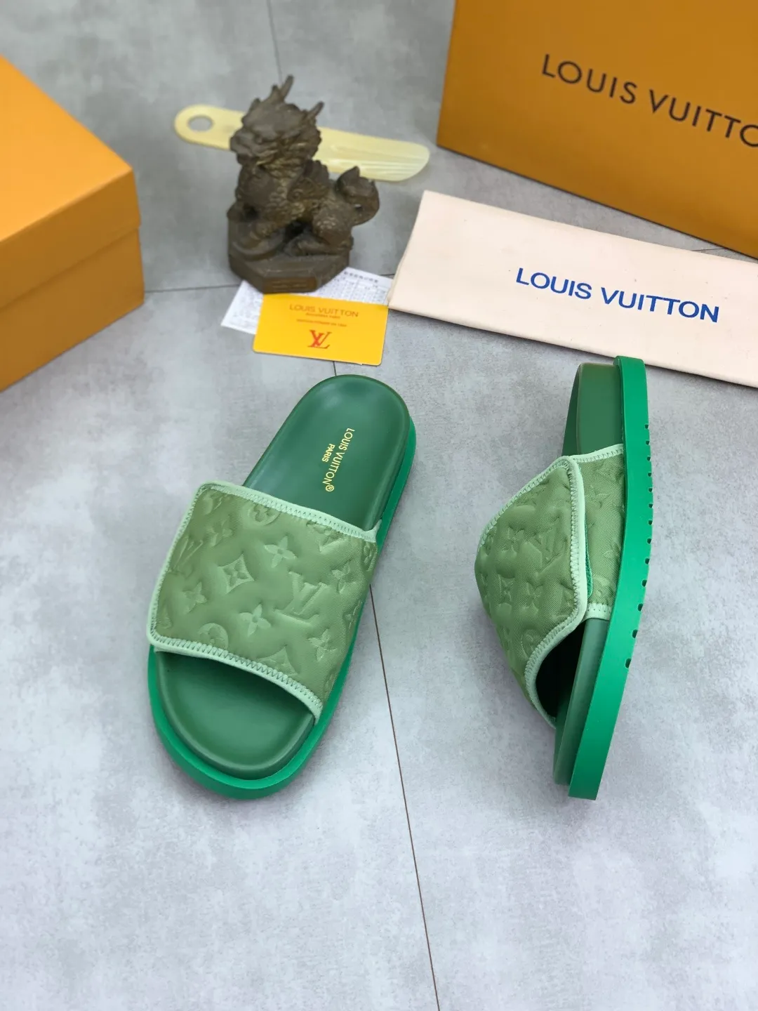 Men's shoes 💰P320 💰[New style]🆘 Original quality [LOUIS VUITTON] The popular Louis Vuitton LV men's slippers on the official website are on sale simultaneously! Original fabric imported from Italy, original factory special supply, code number: 38-44 (45 customized), many colors available